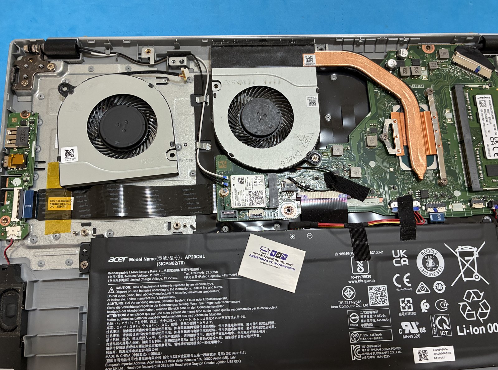 Sostituzione ventola Acer Aspire 3: ricambio DC28000IED0 affiancato alla ventola originale sul dissipatore