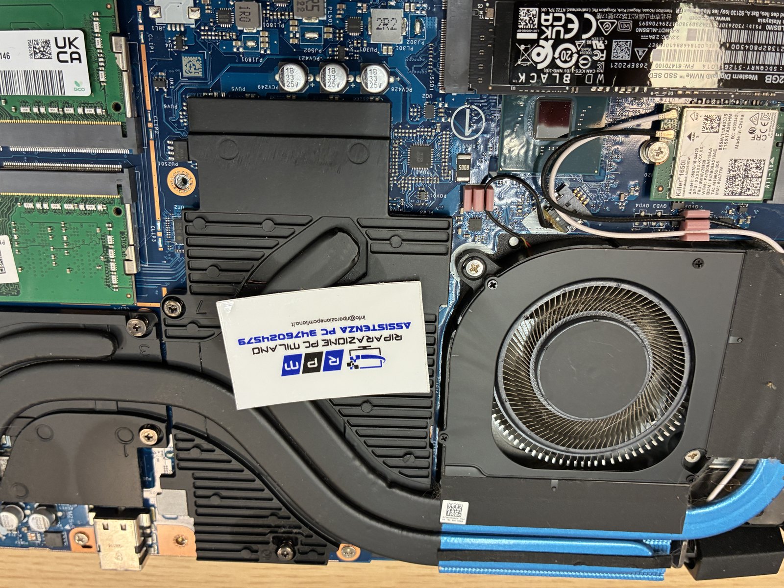Interno Acer Predator Helios 300 con due ventole, dissipatore e SSD WD_BLACK 512 GB, laboratorio Milano