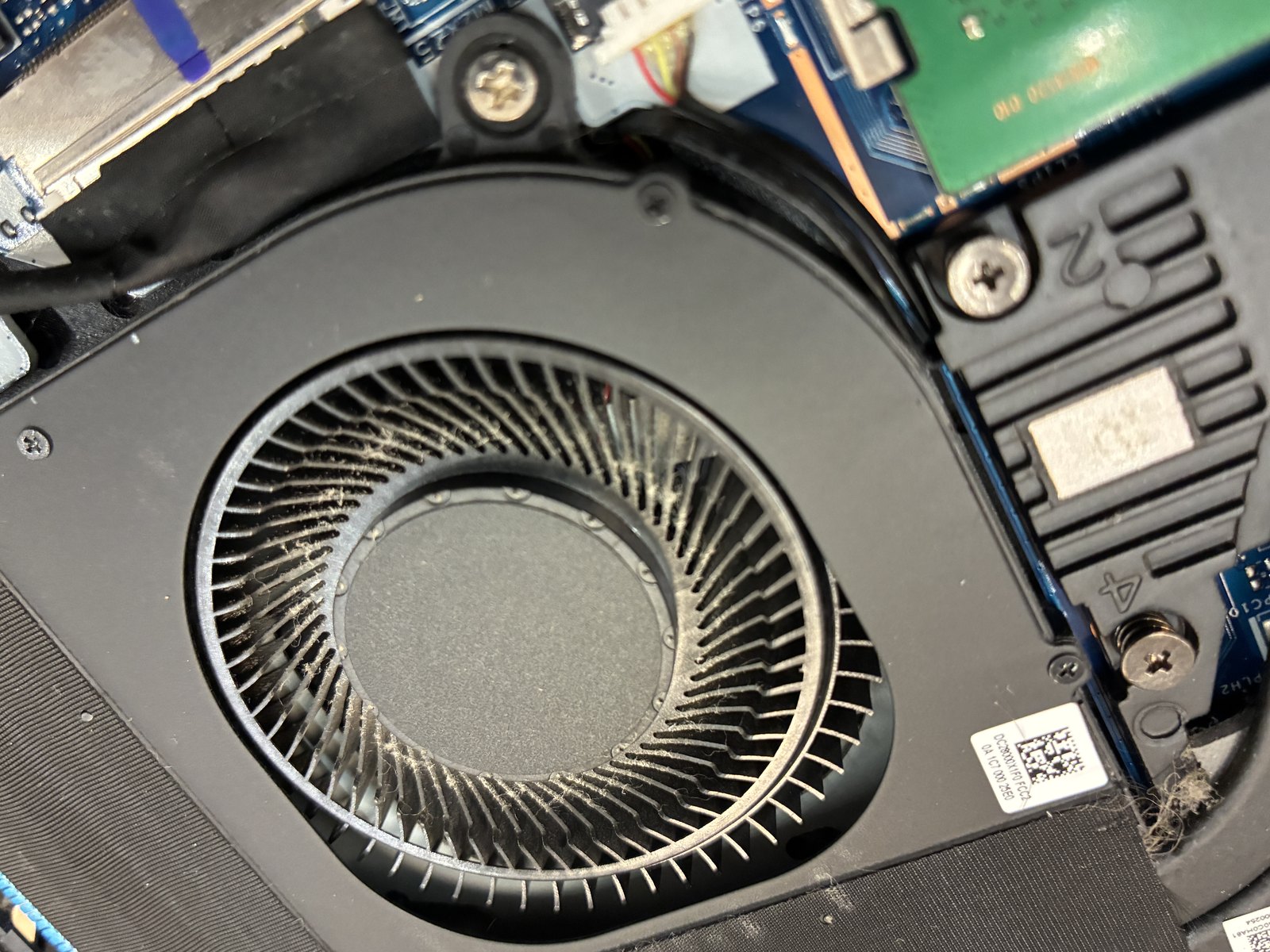 Ventola Predator Helios 300 con polvere sulle pale, notebook gaming lento e caldo Milano
