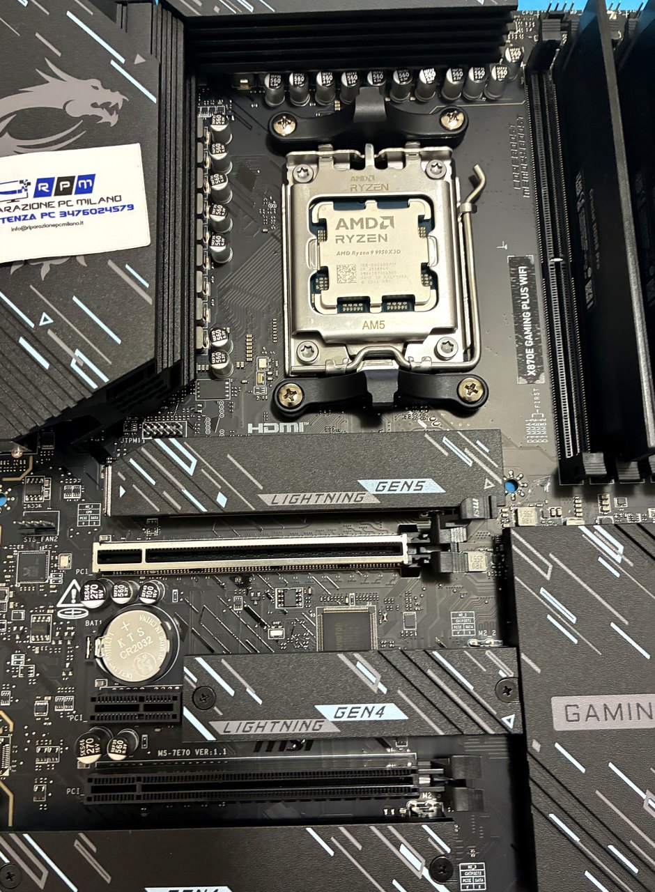 CPU AMD Ryzen 9 9950X3D inserita nel socket AM5 a Milano
