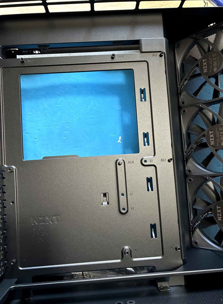 Case NZXT preparato con ventole laterali prima del montaggio della scheda