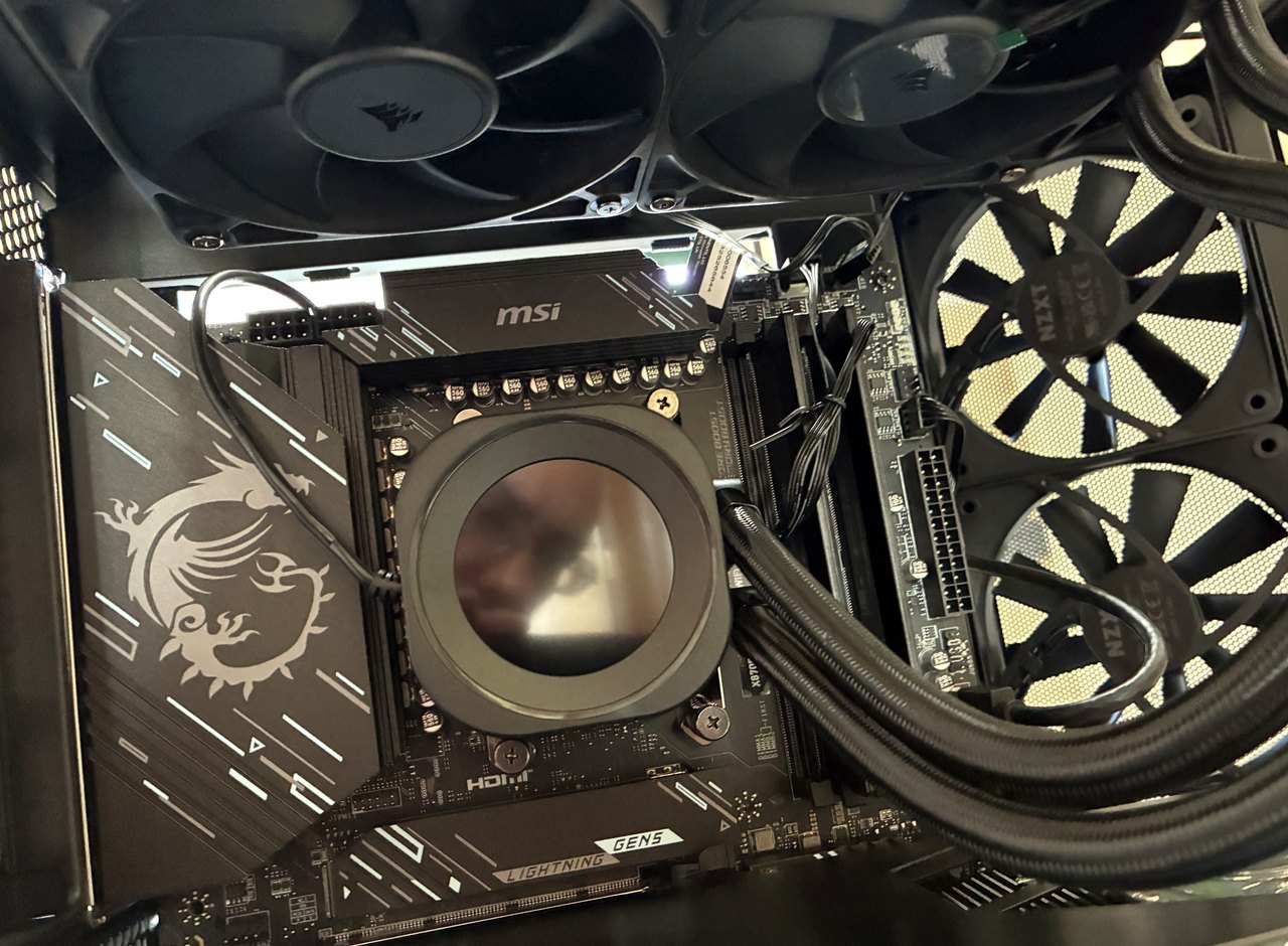Dissipatore a liquido Corsair con LCD e radiatore superiore nel case NZXT