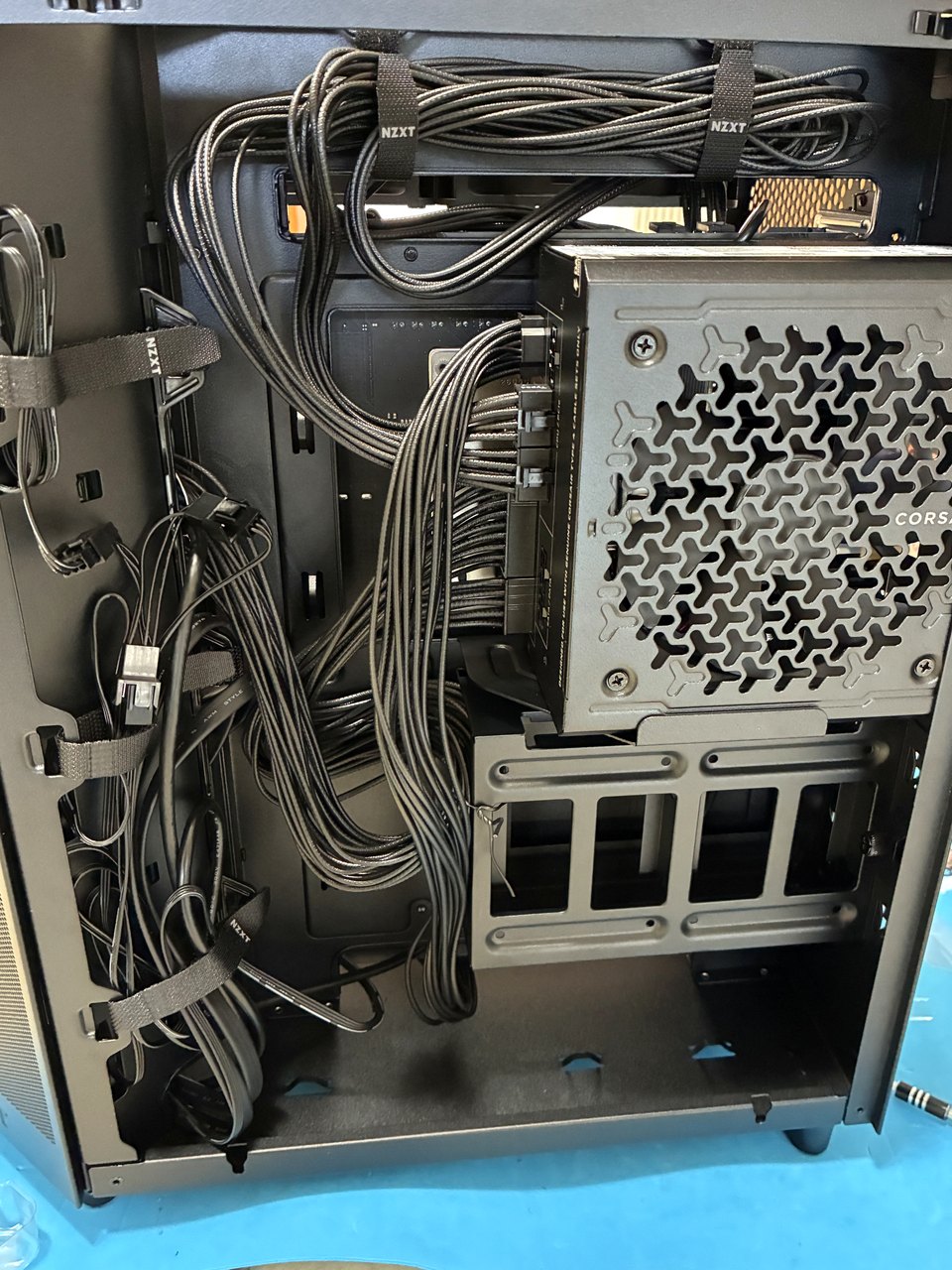 Cablaggio posteriore e alimentatore Corsair nel vano del case NZXT