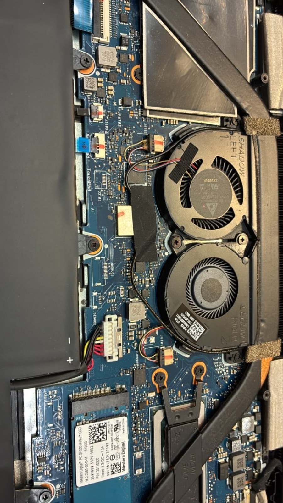 Pulizia ventole e sostituzione batteria ASUS ZenBook in laboratorio centro assistenza ASUS Milano Viale Sarca - ventole SHADOW LEGEND con polvere e batteria scollegata