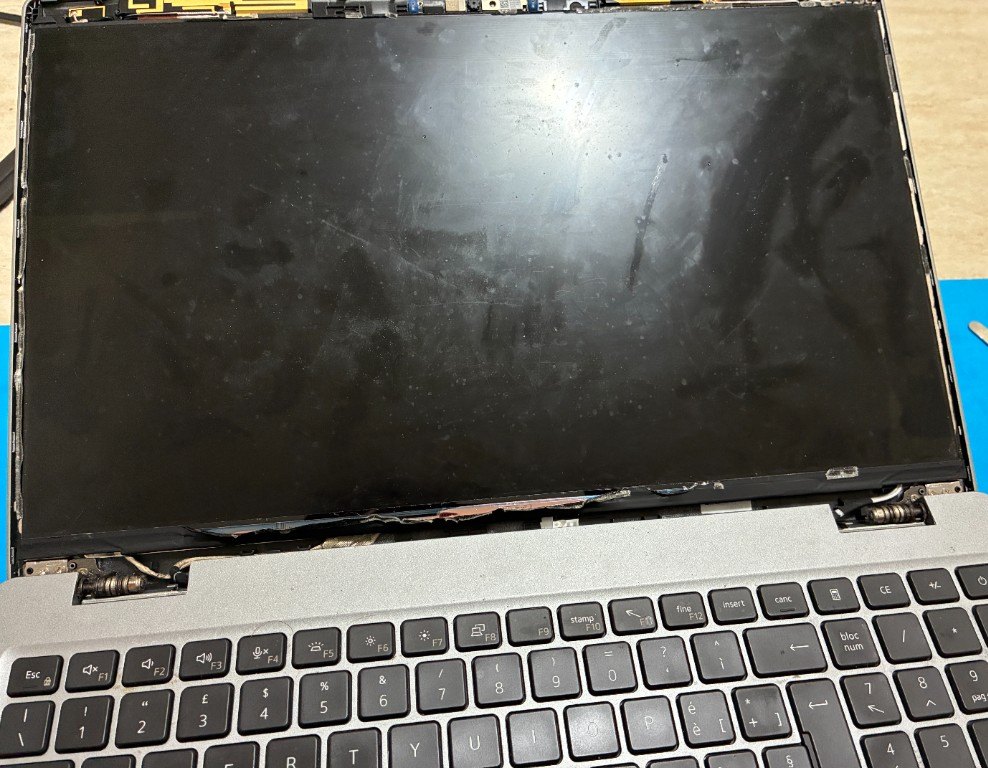 Notebook Dell 15 pollici a Bresso con bezel rimosso e LCD da sostituire, tastiera italiana e tastierino numerico