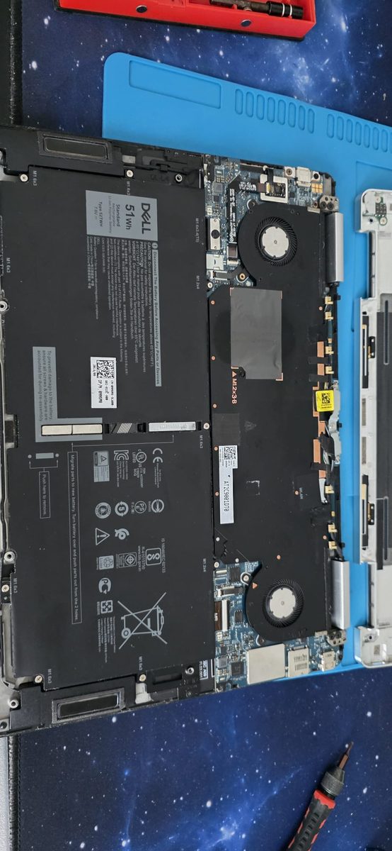 Dell XPS 13 smontato con batteria 51Wh, doppia ventola e SSD M.2 visibili - laboratorio Bicocca Viale Sarca
