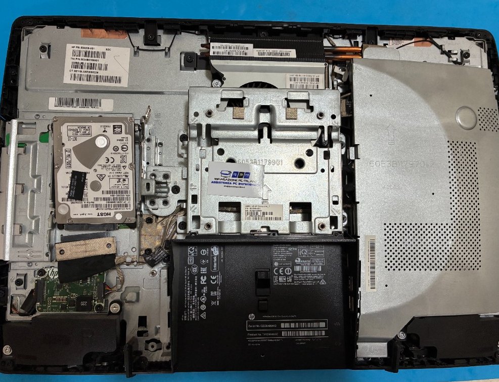 HP Pavilion 24 All-in-One aperto: hard disk HGST 2.5 pollici nel vano, sticker RPM, batteria HP, Sesto San Giovanni