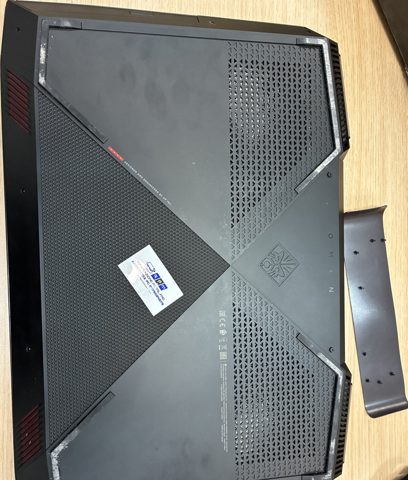 Fondello HP Omen 15 con logo OMEN e sticker RPM, laboratorio Viale Sarca Milano Bicocca
