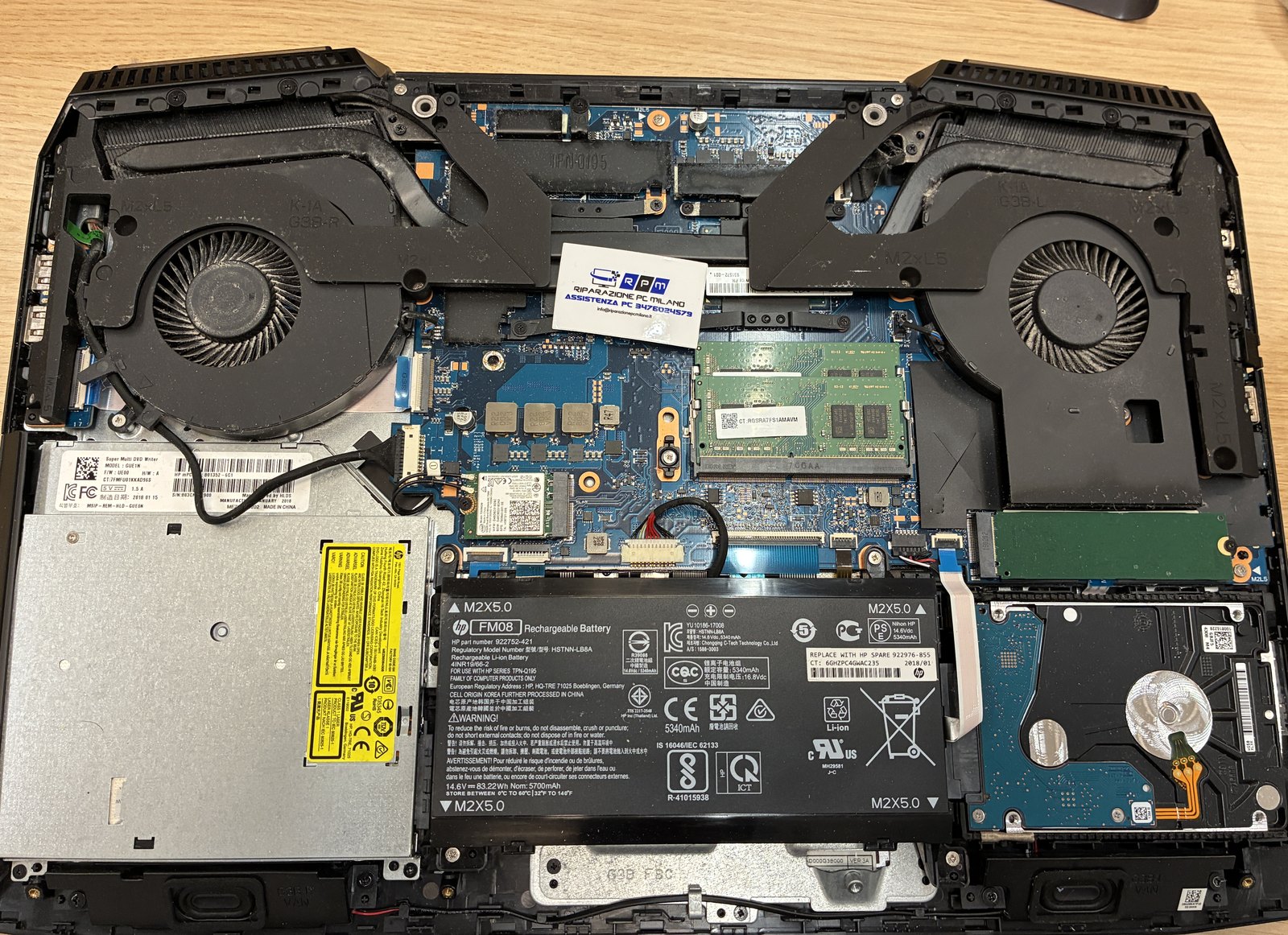 Interno HP Omen 15 con due ventole sporche e dissipatore in sede, riparazione HP Milano Viale Sarca