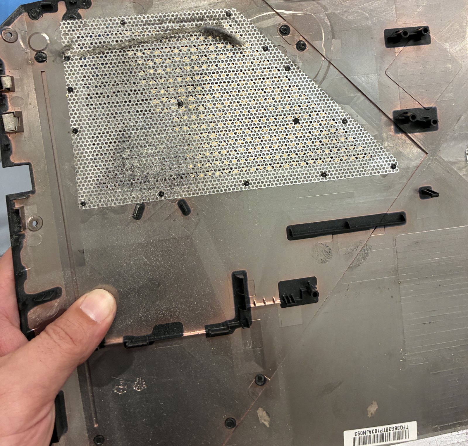Rete metallica del coperchio HP Omen intasata di lanugine, condotti aria Viale Sarca