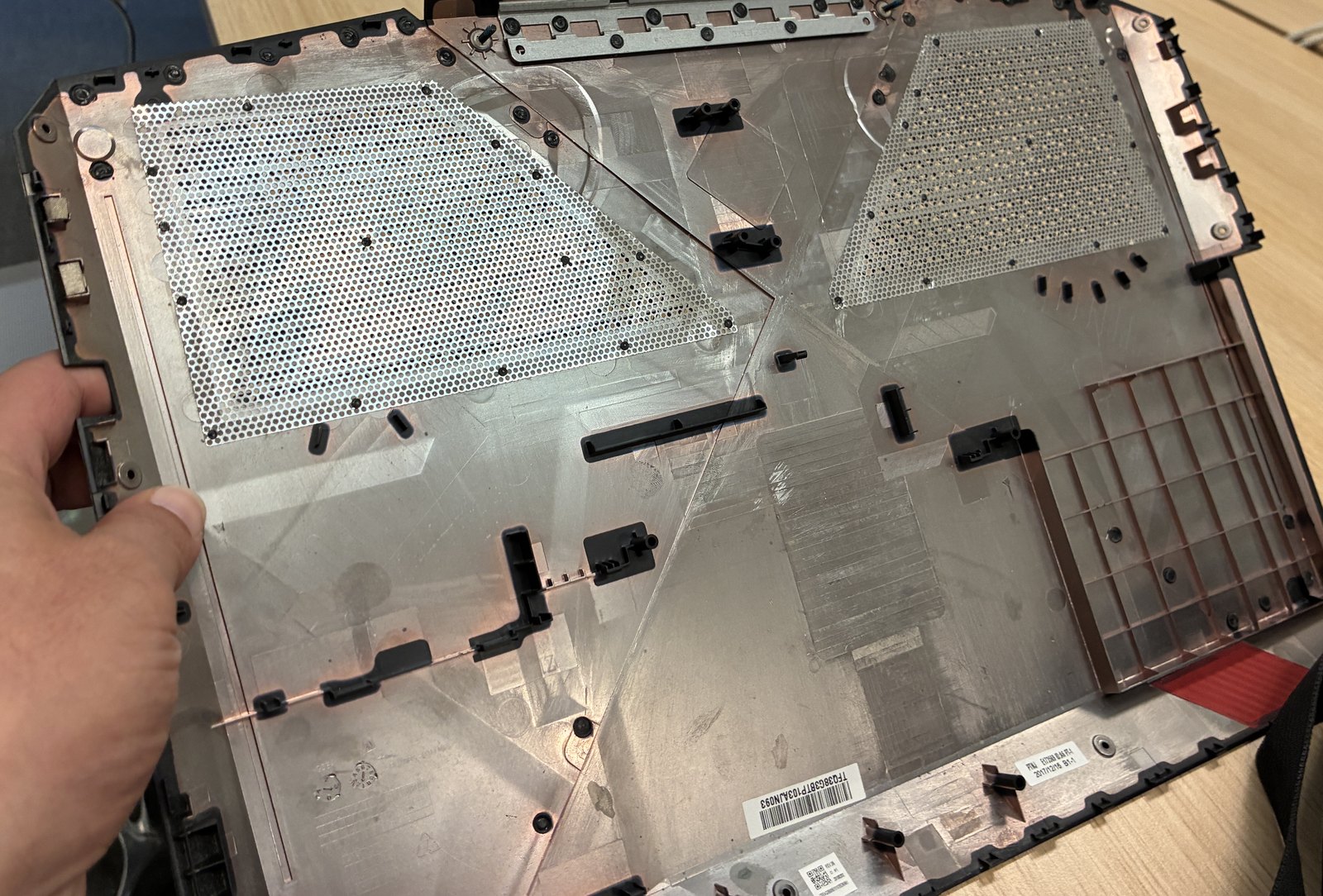 Interno coperchio HP Omen 15 con due griglie di sfiato, pulizia condotti laboratorio Viale Sarca