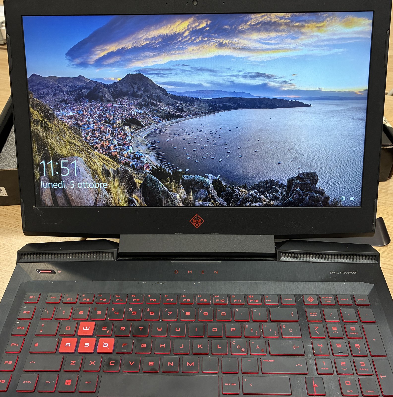 Test Windows su HP Omen 15 dopo pulizia ventole e metallo liquido, schermata di blocco 5 ottobre, laboratorio Milano