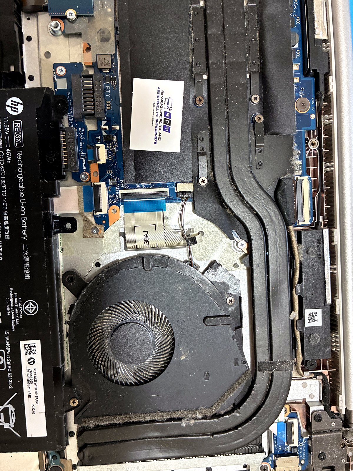 Interno HP ProBook 450 G7 con ventola e dissipatore ostruiti da polvere, diagnosi riparazione a Milano