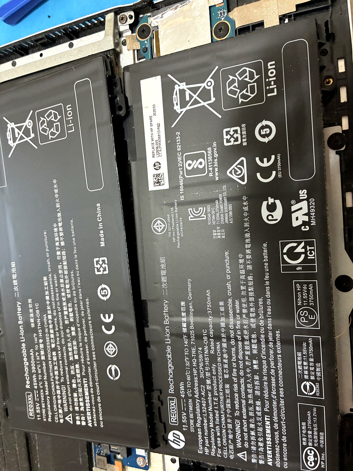 Batteria HP RE03XL scollegata in sicurezza prima dell'intervento su HP ProBook 450 G7