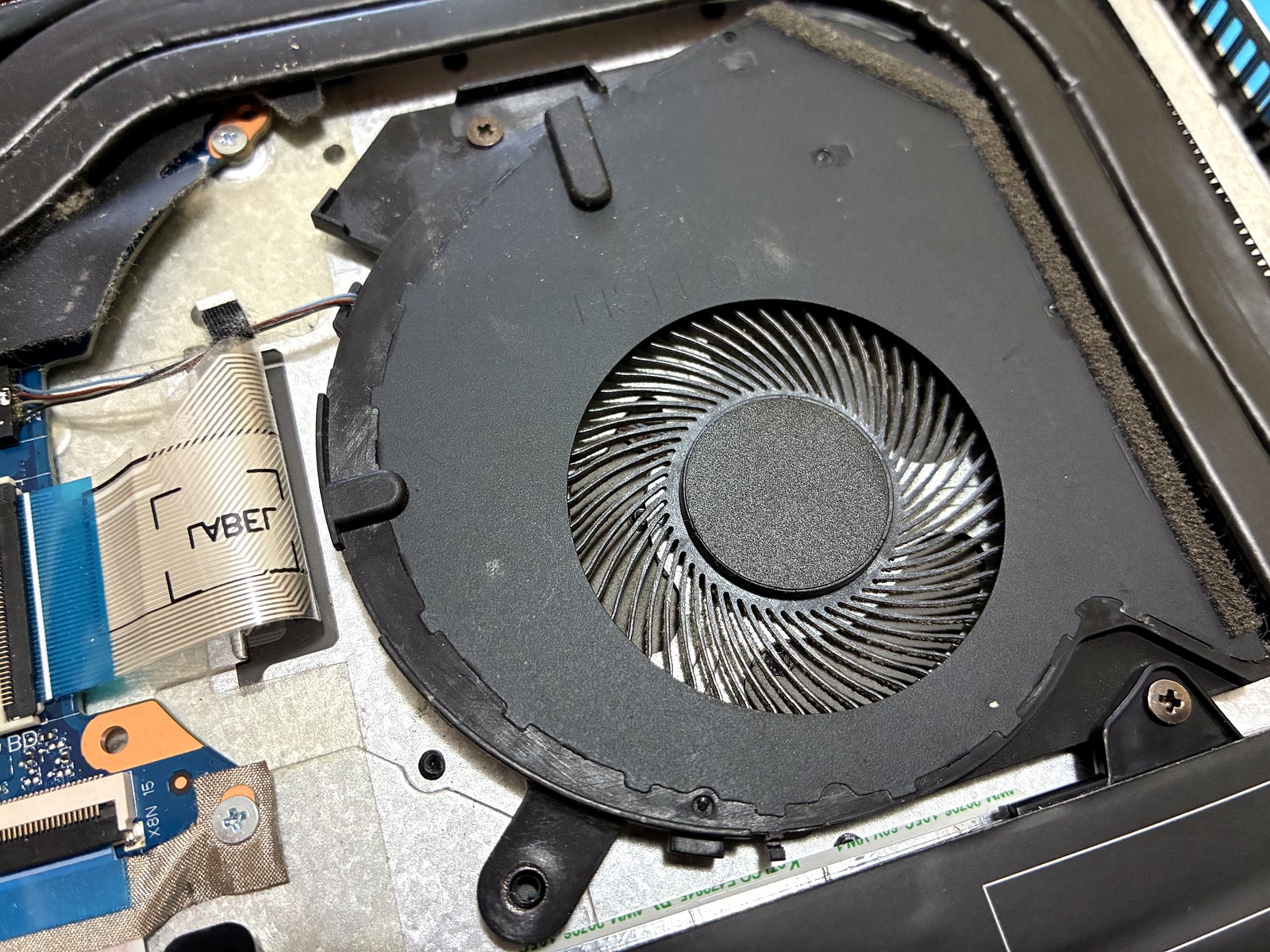 Ventola HP ProBook 450 G7 pulita a fondo dopo rimozione polvere, manutenzione a Milano