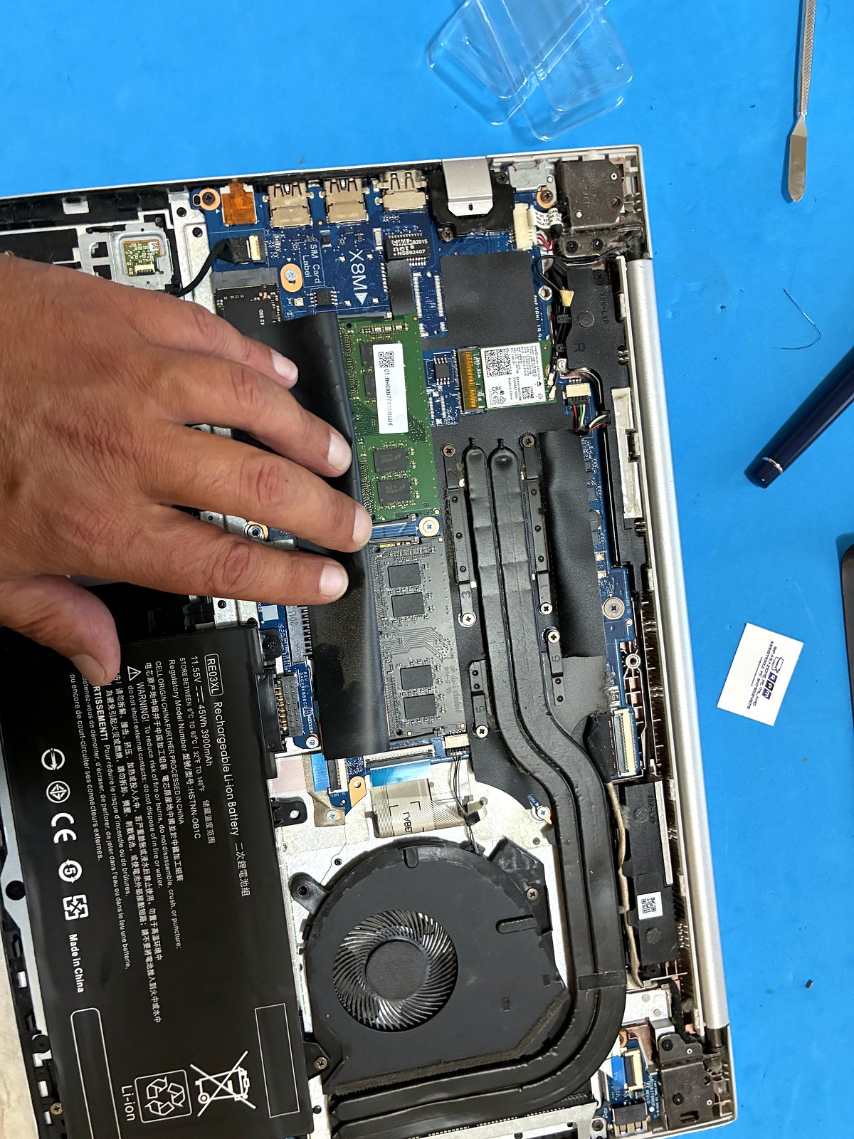 Scheda madre HP ProBook 450 G7 con RAM DDR4 e SSD, sostituzione pasta termica CPU Milano