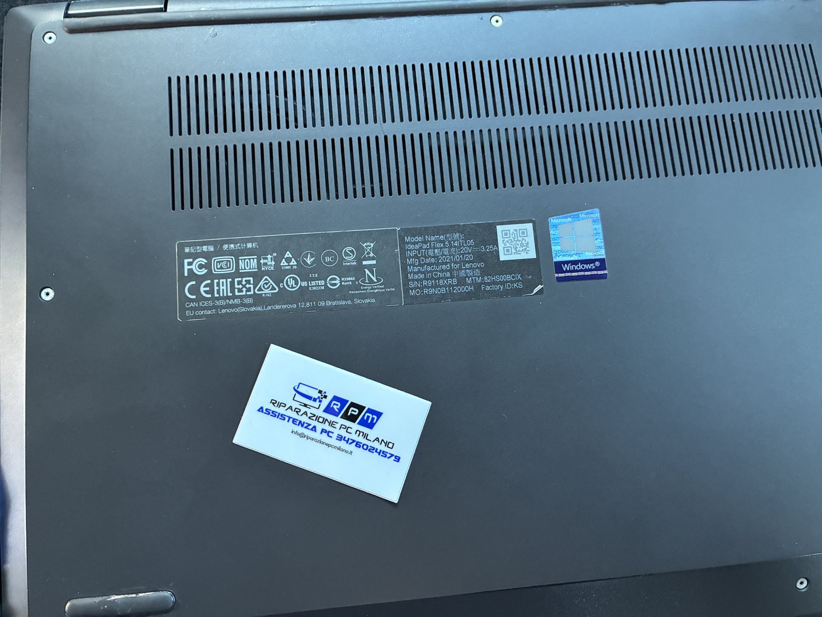 Etichetta Lenovo IdeaPad Flex 5 14ITL05 usata per identificare il modello prima della sostituzione batteria