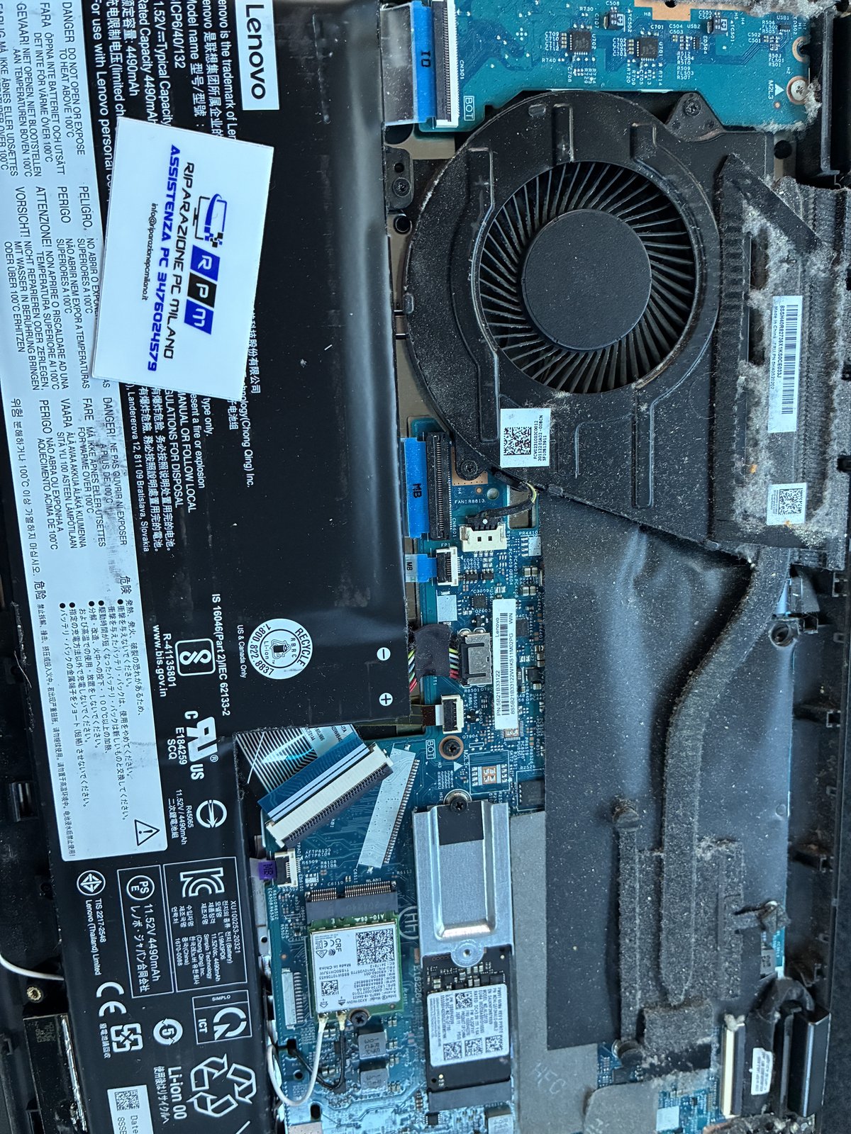 Interno del Lenovo IdeaPad Flex 5 14ITL05 prima della pulizia ventola e della sostituzione batteria