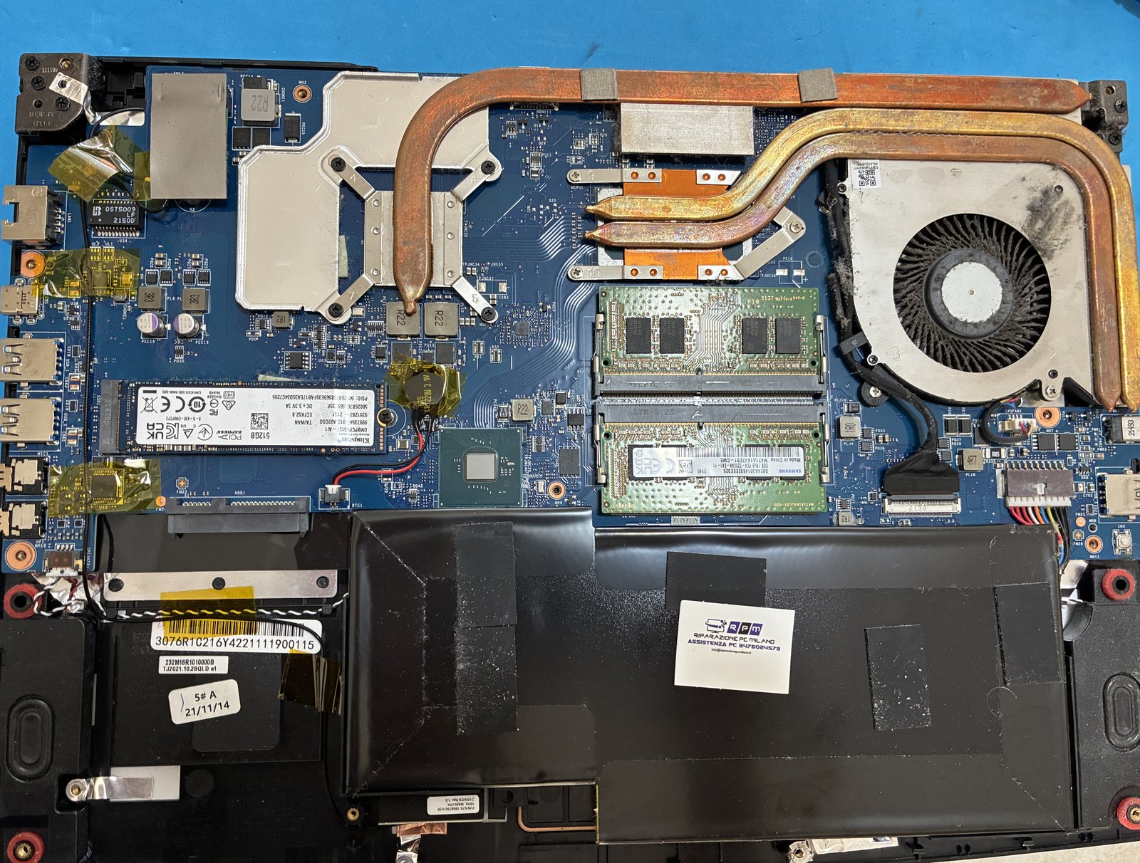 Notebook MSI gaming aperto: ventola sporca di lanugine, dissipatore ancora montato, laboratorio Bicocca Viale Sarca