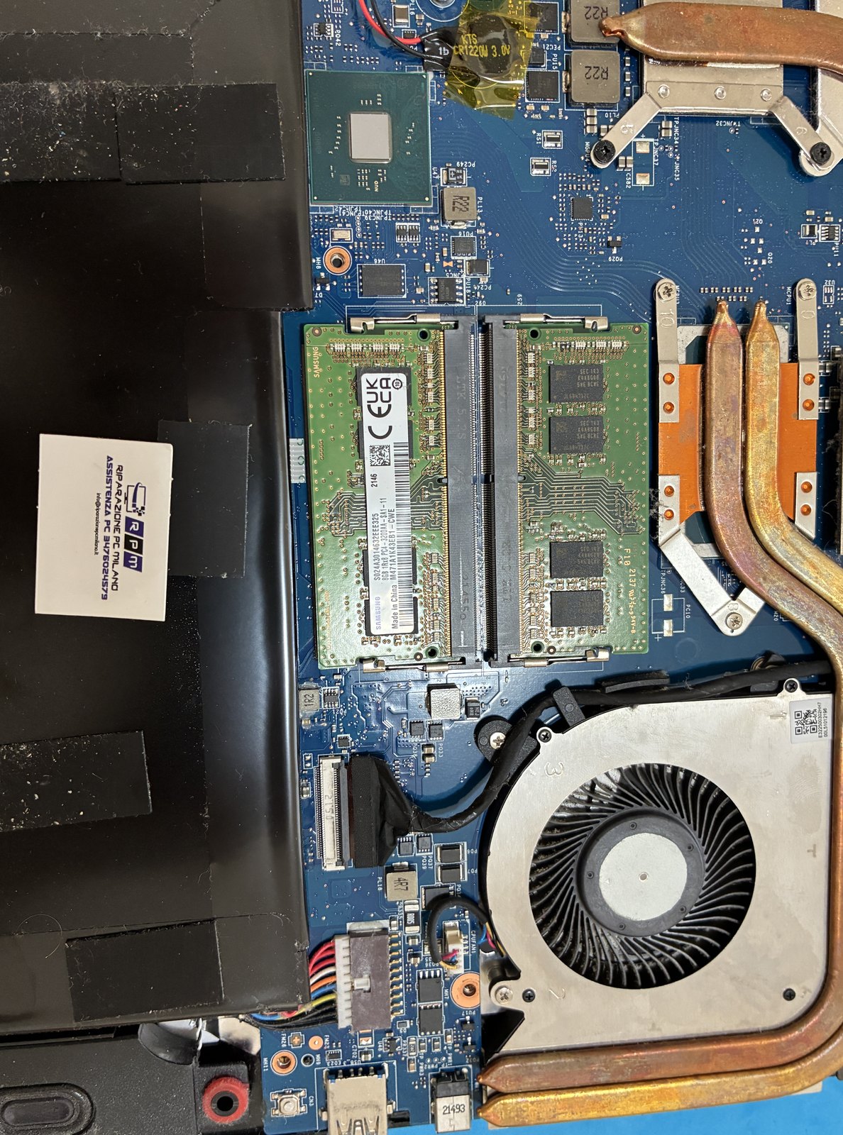 Dettaglio RAM Samsung DDR4 e ventola su notebook MSI gaming aperto a Greco/Bicocca
