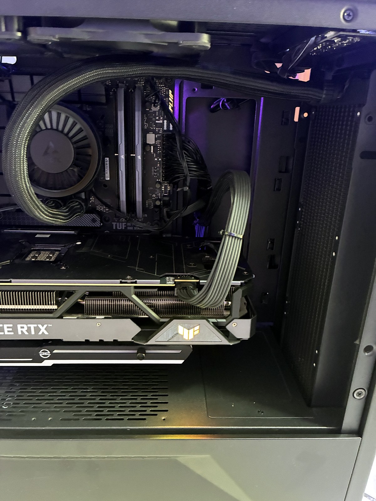 Interno PC gaming TUF RTX 4090 con AIO Arctic Liquid Freezer
