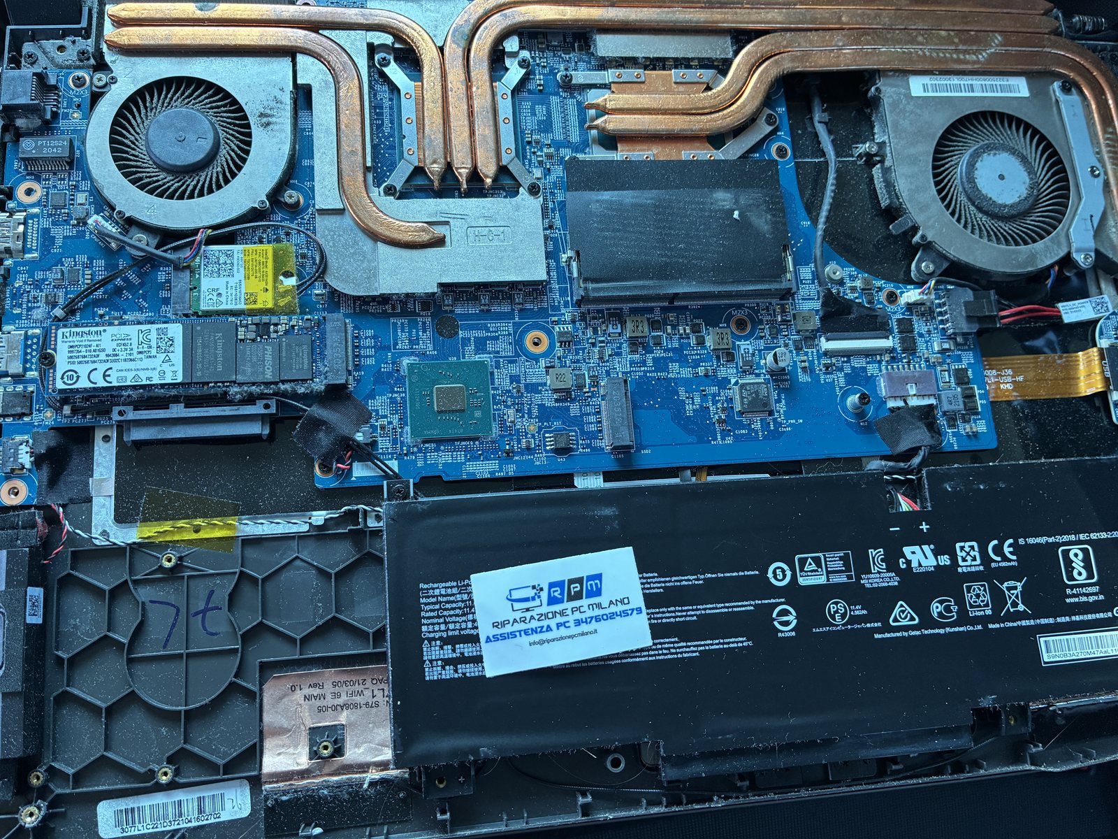 Interno notebook cliente di Desio prima della pulizia con doppia ventola e heatpipe in rame