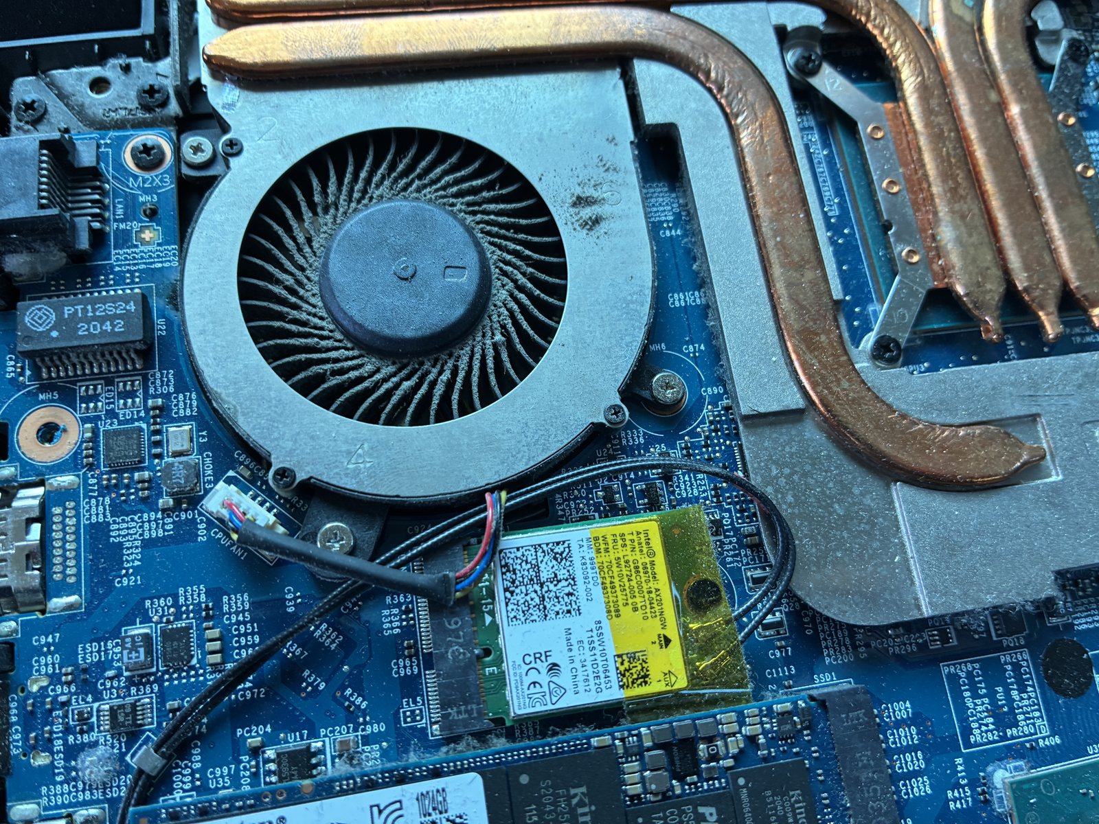 Prima ventola notebook con polvere prima della pulizia per cliente di Desio