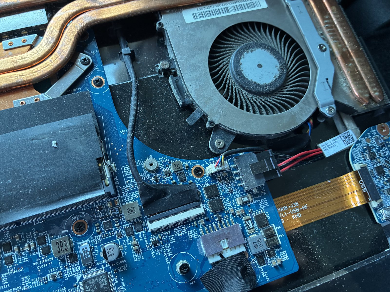 Seconda ventola notebook impolverata prima della manutenzione termica