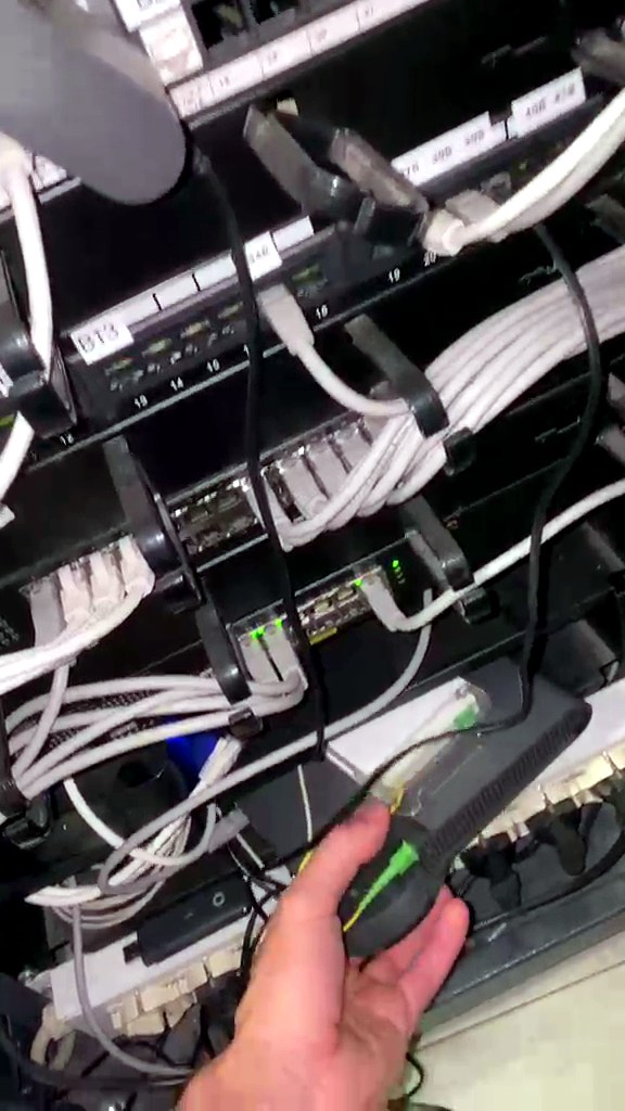 Diagnosi switch rete ristorante Viale Tunisia Milano: porte LED e cavi Ethernet