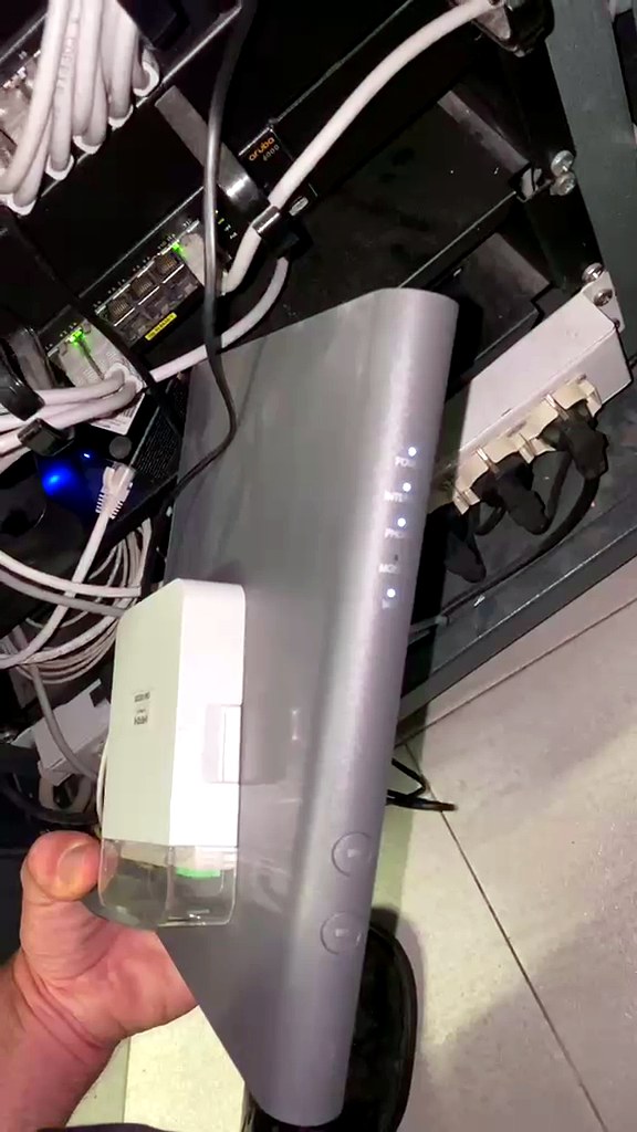 Modem fibra e switch Gigabit dopo ripristino rete ristorante Viale Tunisia Milano