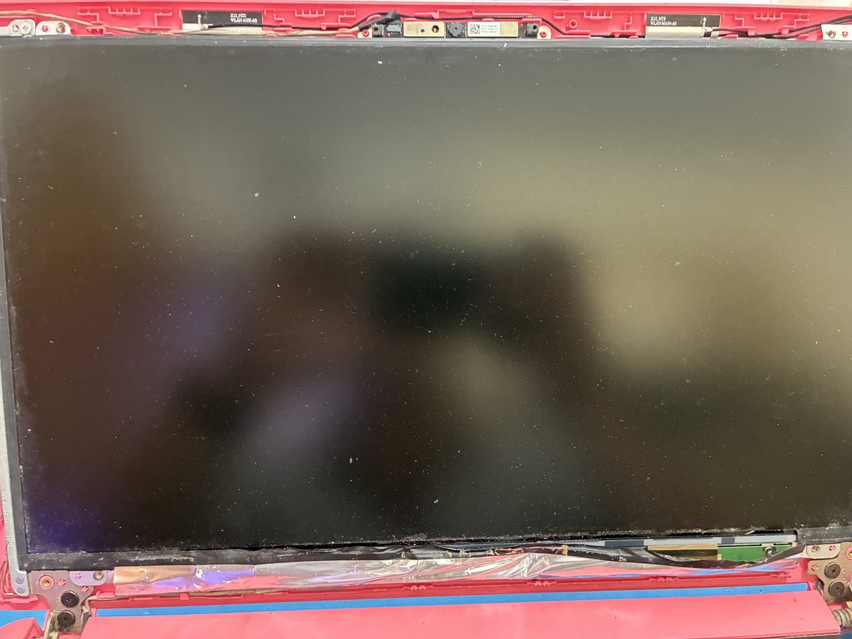 Bezel display rimosso su HP Pavilion con pannello LCD esposto durante sostituzione schermo Via Palmanova