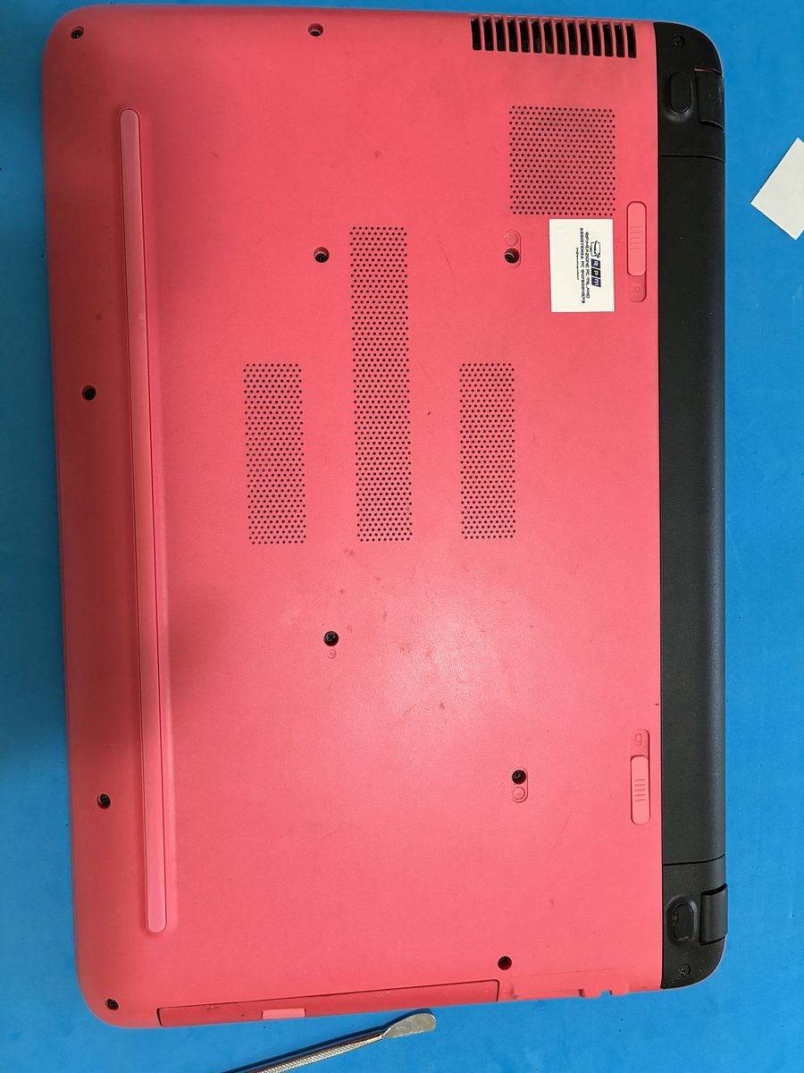 Apertura fondo notebook HP Pavilion rosa per accesso all'unità display - cliente Via Palmanova Milano