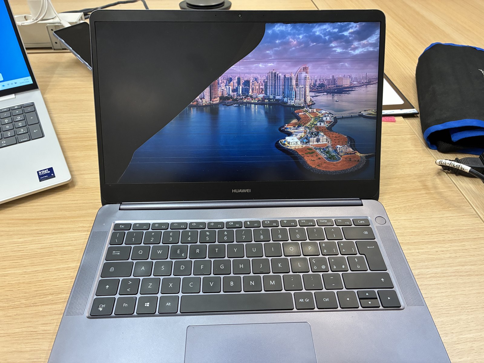 Notebook Huawei con schermo LCD rotto macchia nera e linee - cliente Fulvio Testi Milano