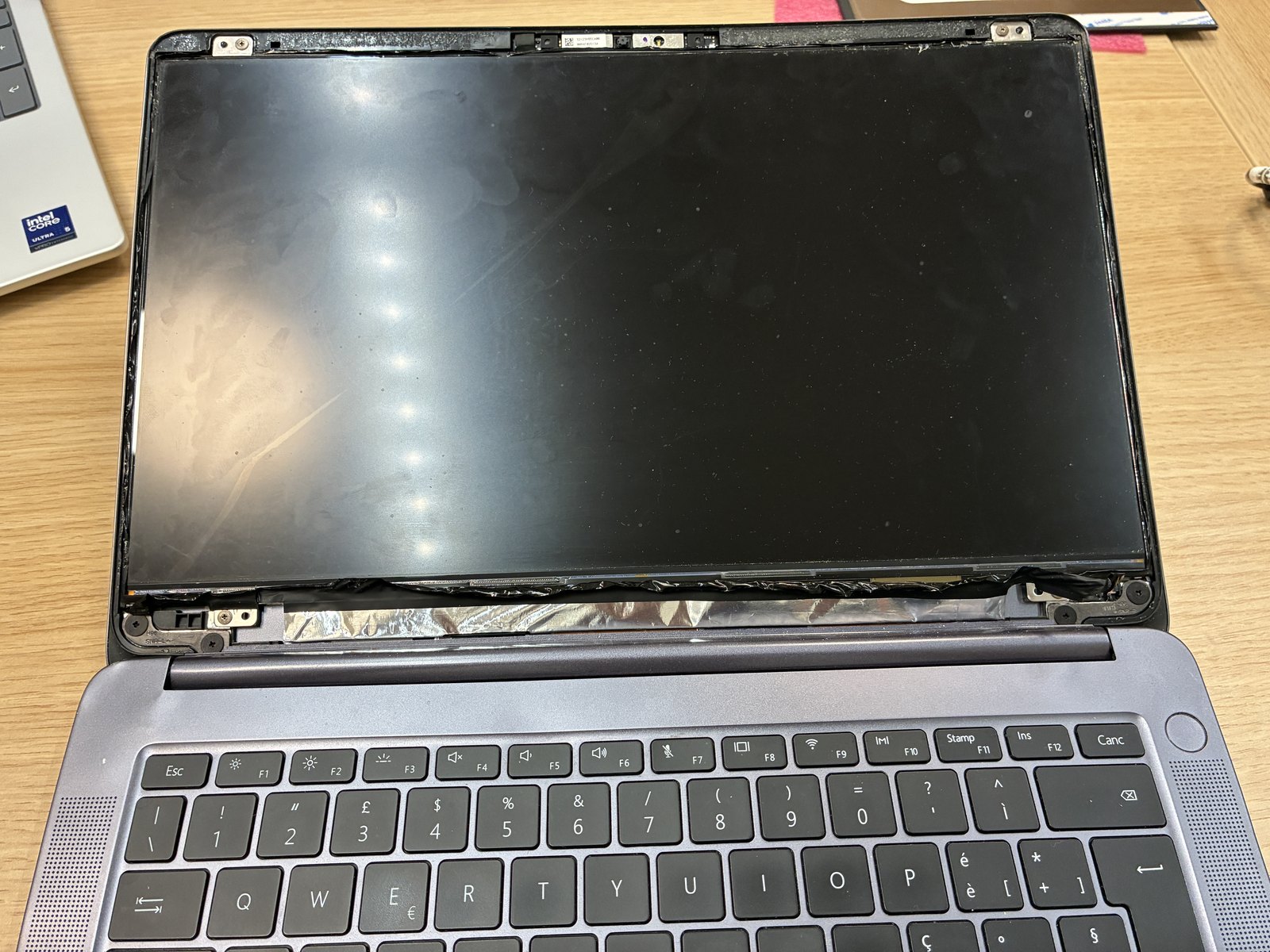 Bezel rimosso pannello LCD crepato Huawei durante sostituzione schermo Fulvio Testi