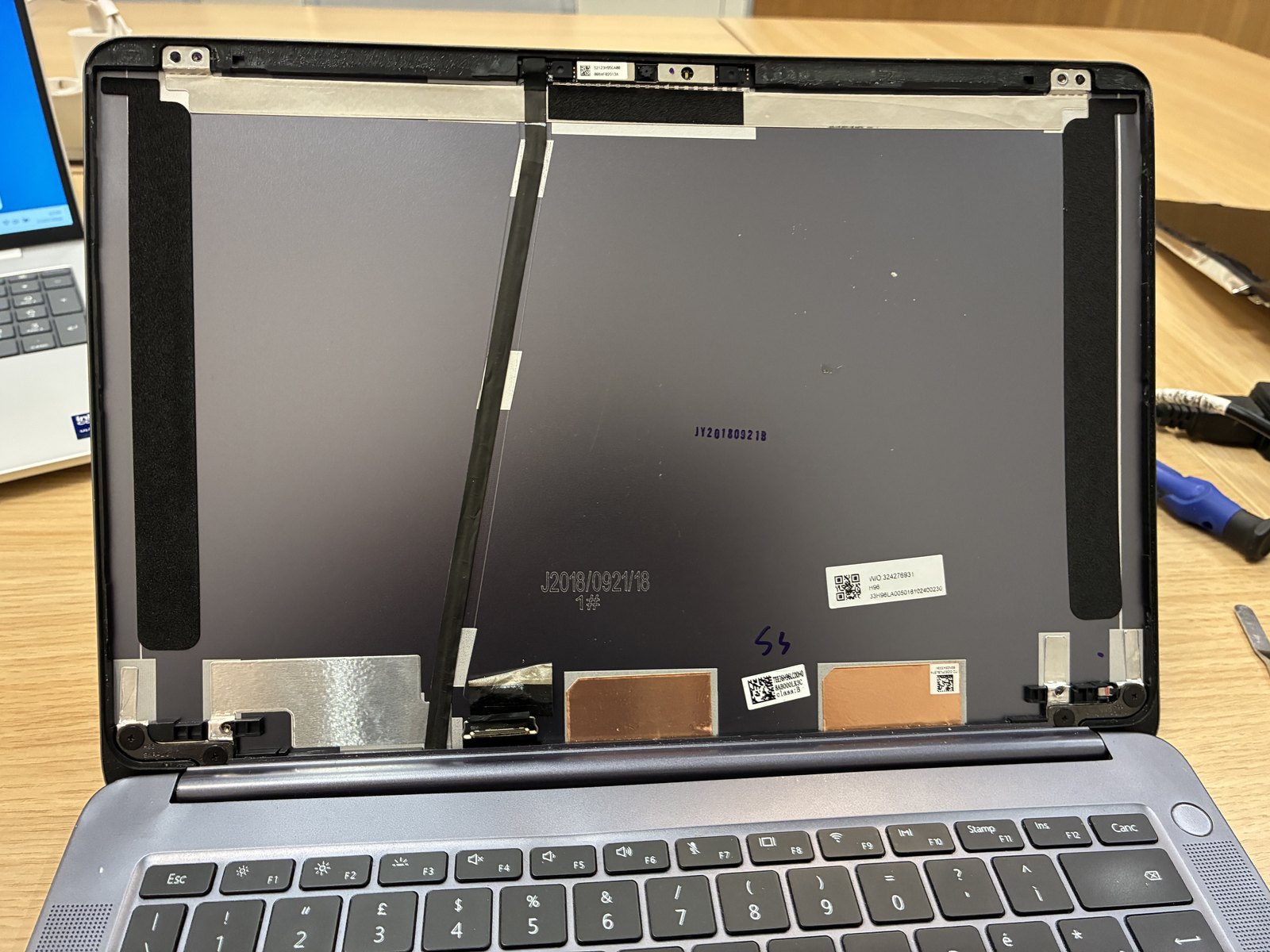 Scocca display Huawei senza LCD con cavo eDP e webcam - laboratorio sostituzione schermo