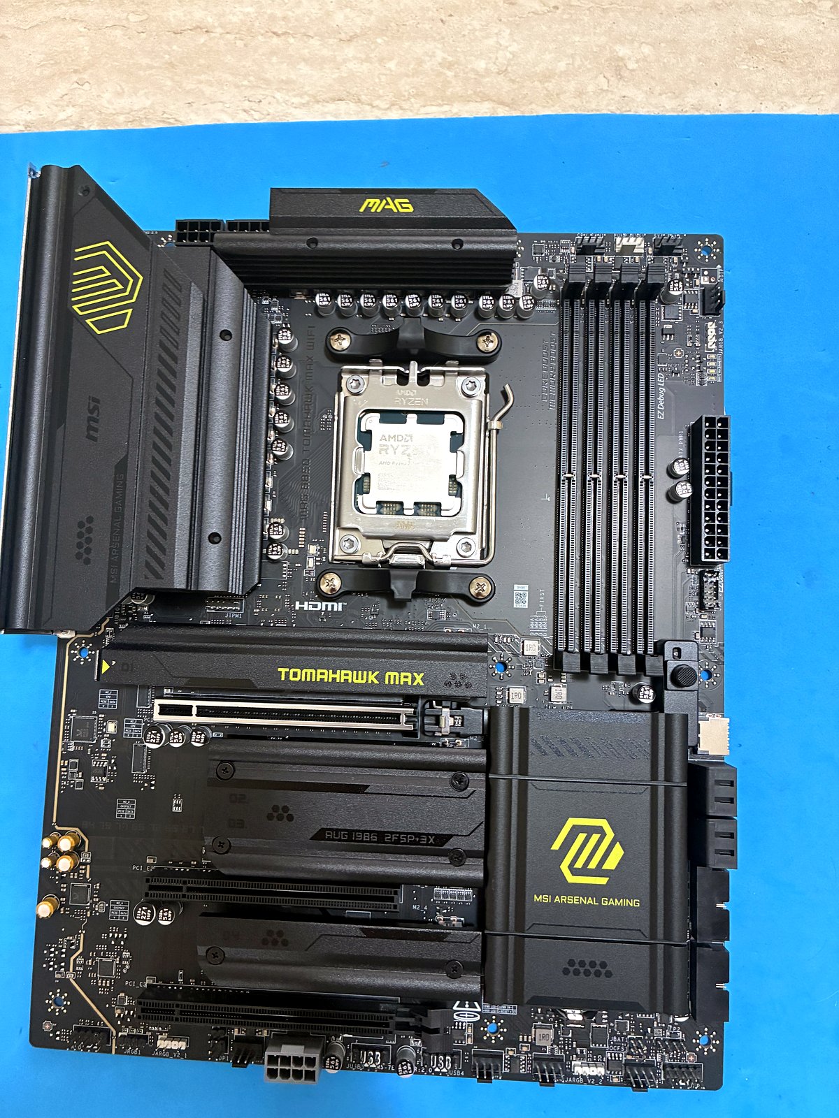 Processore AMD Ryzen installato su socket AM5 della MSI B650 Tomahawk MAX, upgrade da Intel Core i9 Milano