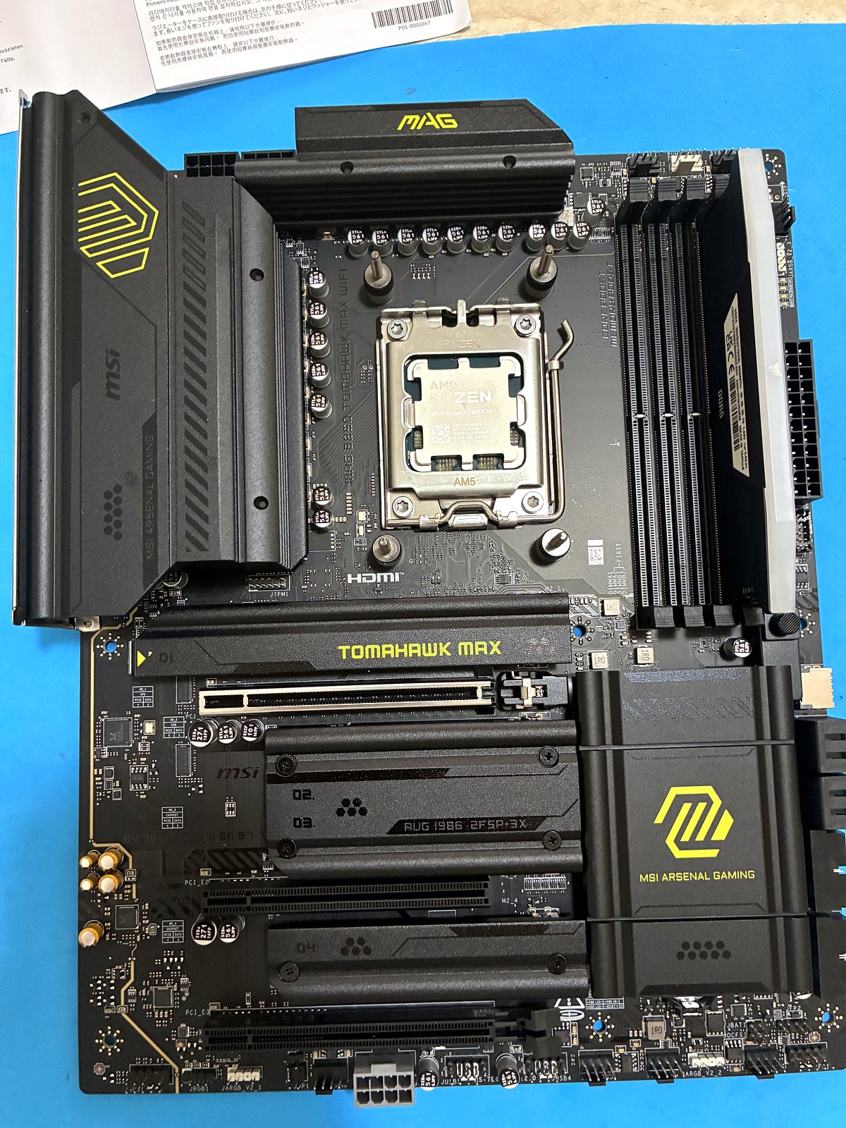 Dettaglio CPU AMD Ryzen e socket AM5 su scheda madre MSI MAG B650 Tomahawk MAX WiFi