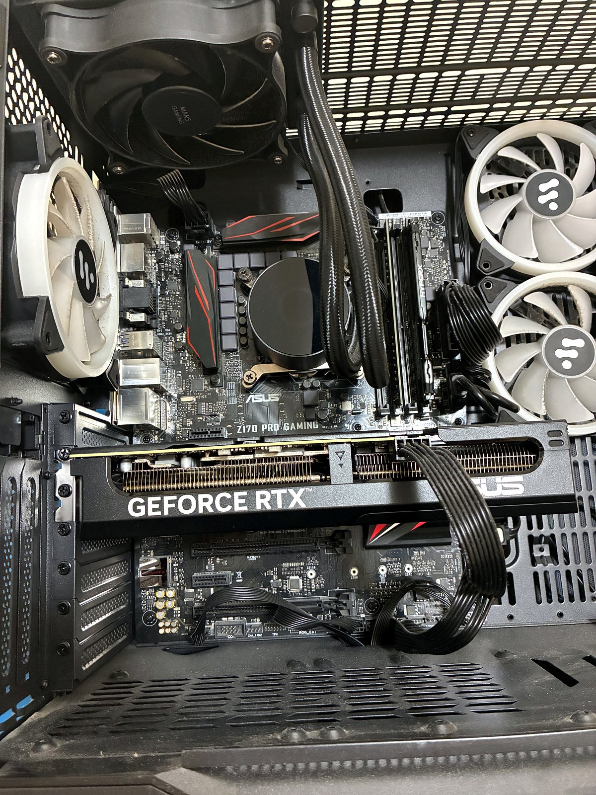 Montaggio raffreddamento a liquido AIO e scheda video ASUS GeForce RTX su MSI B650 Tomahawk Milano