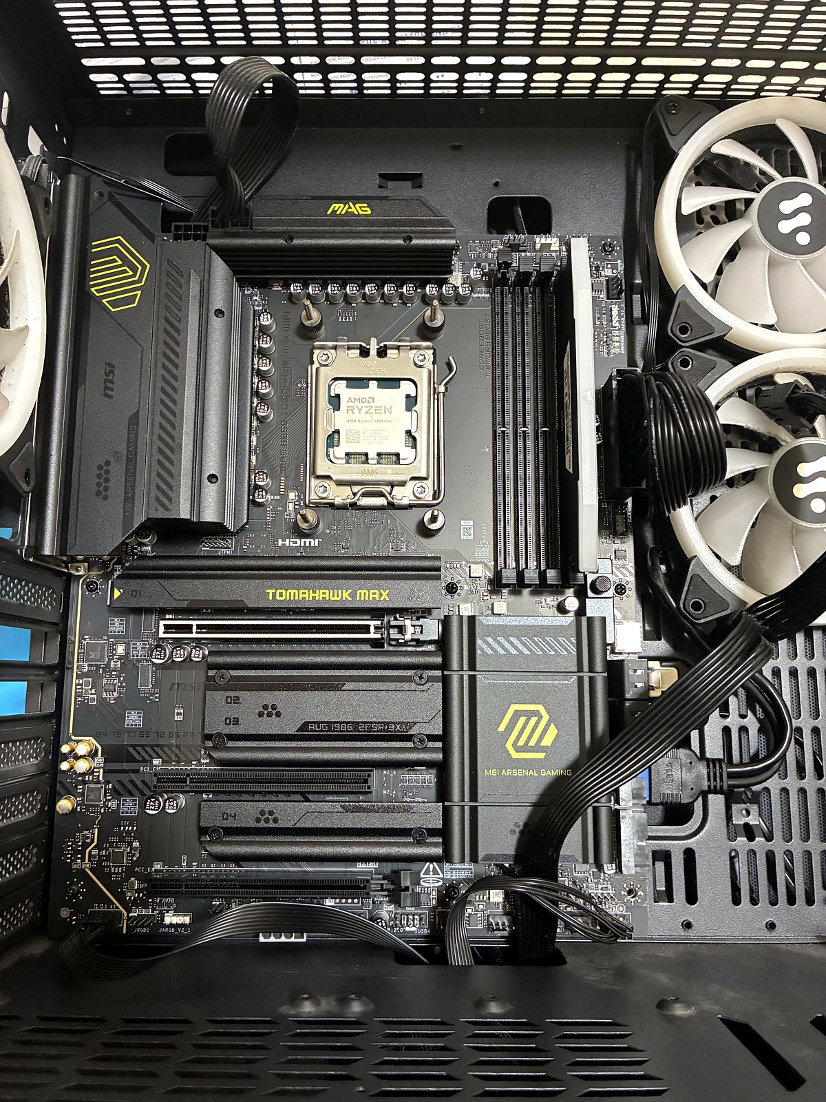 Scheda madre MSI MAG B650 Tomahawk MAX WiFi montata nel case con CPU Ryzen e AIO, Milano