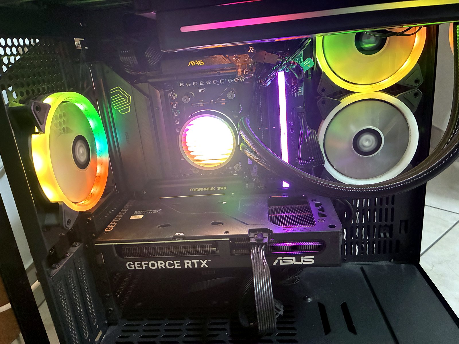 PC completo con illuminazione RGB, scheda video ASUS GeForce RTX e MSI B650 Tomahawk MAX dopo upgrade a Milano