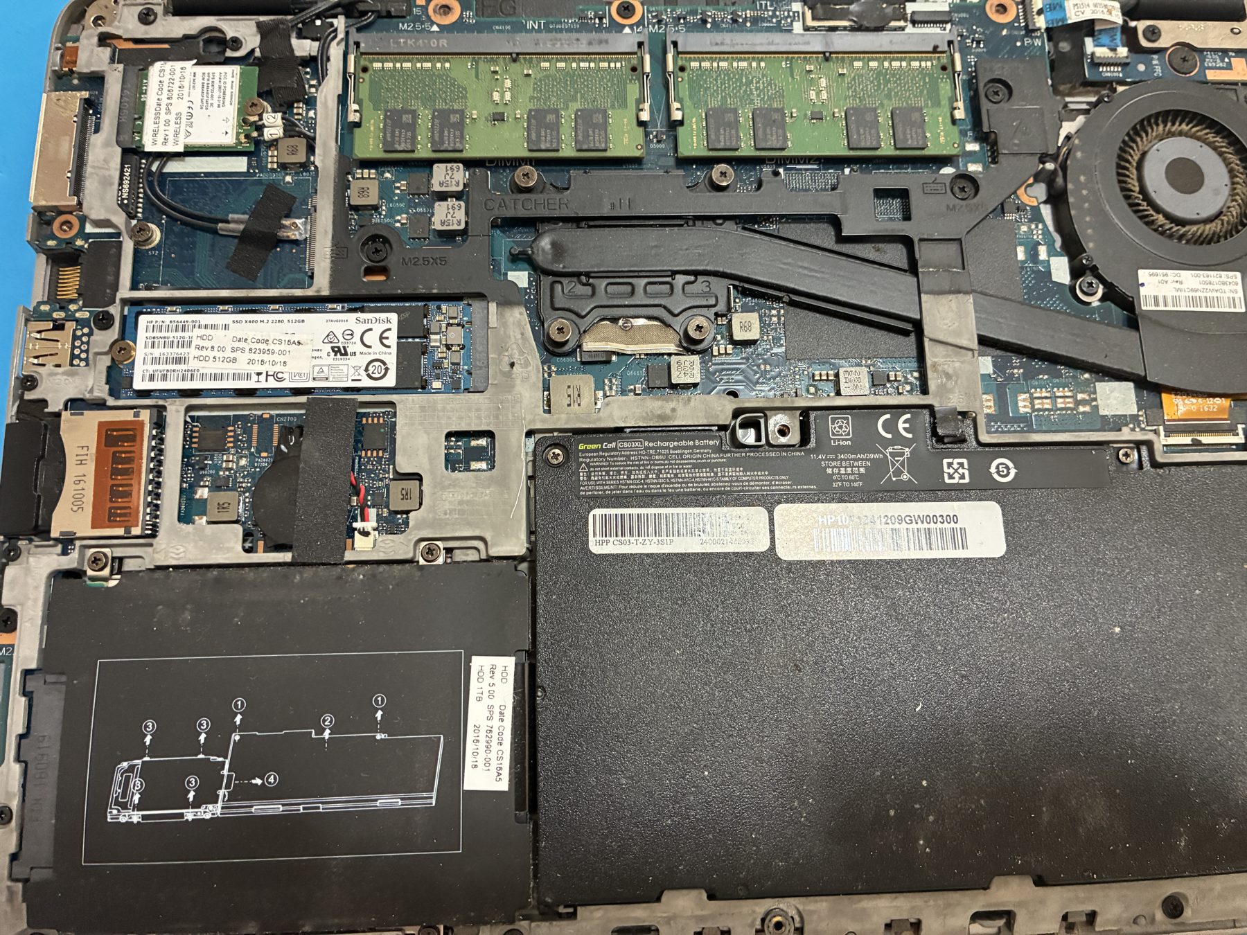 Vecchio notebook HP aperto in laboratorio a Milano con batteria gonfia e scocca deformata - intervento cliente Bicocca